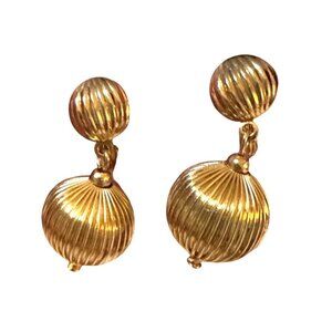 Vintage Gold-Tone Ribbed Clip-On Drop Earrings